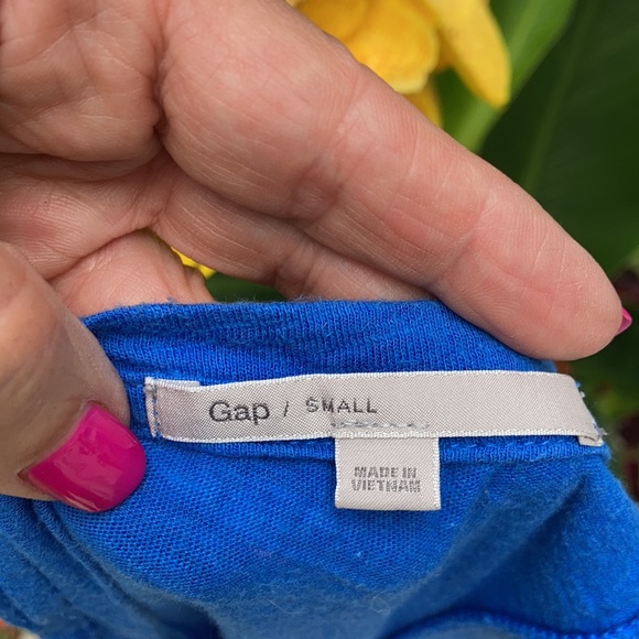 EUC GAP lightweight racer back tank. 3 buttons. - Picture 7 of 7